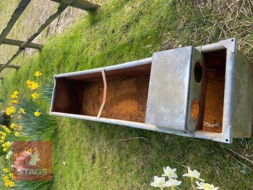 WATER TROUGH WITH SERVICE BOX