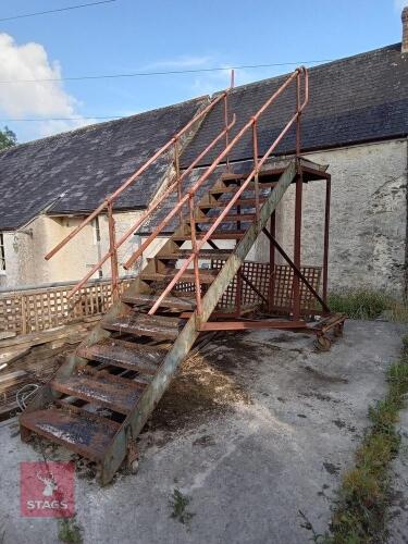 METAL STAIRS ON WHEELS