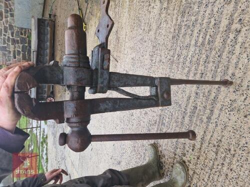 ANTIQUE LARGE BLACKSMITH LEG VICE