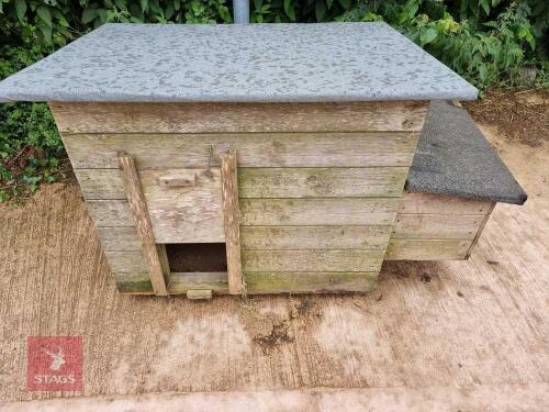 SMALL CHICKEN COOP