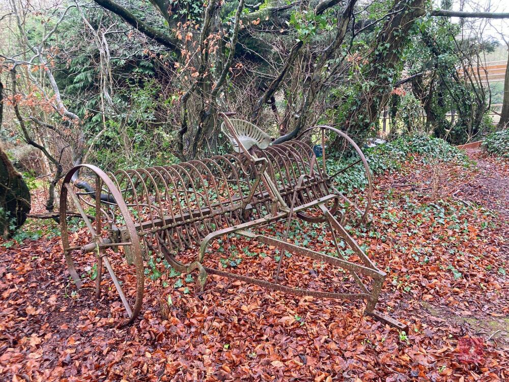 VINTAGE HUXTABLE HAY RAKE