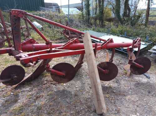 KVERNELAND 4F PLOUGH