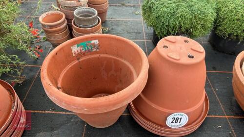 5 PLASTIC PLANT POTS