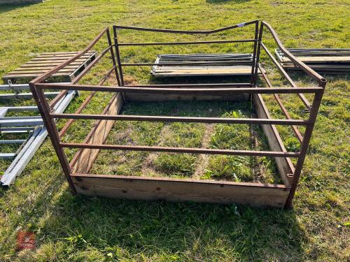 5' SQUARE BALE FEEDER (129)