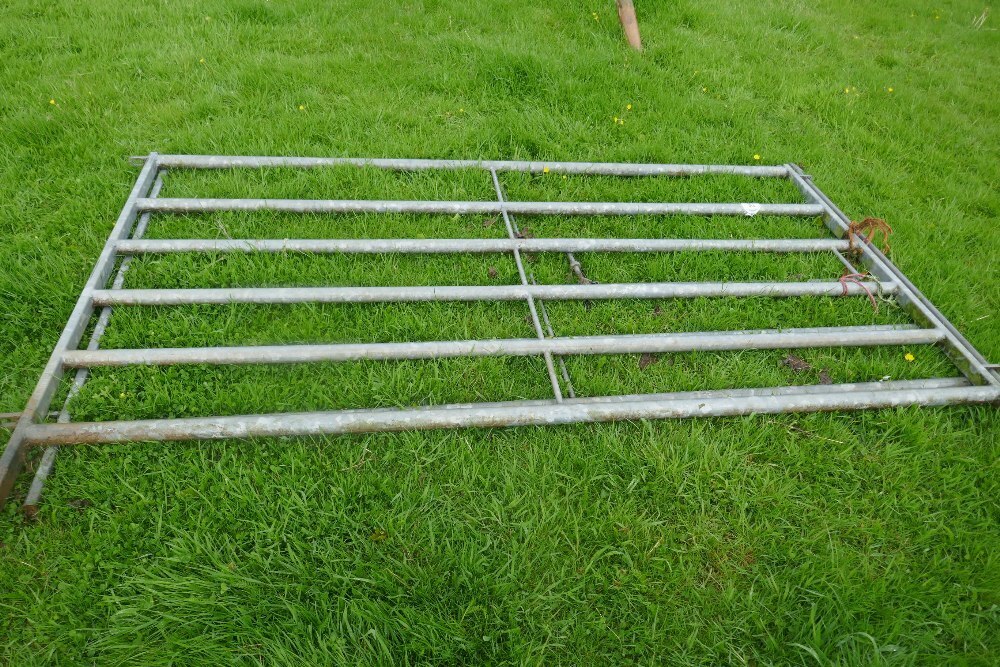 2 IAE 8' GALVANISED CATTLE HURDLES