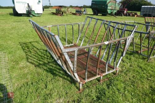 GALV SHEEP ROUND BALE CRADLE (49)