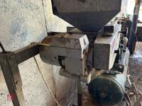 FEEDMASTER M40 GRAIN CRUSHER - 3