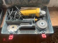 DEWALT D28113 DISC GRINDER - 2