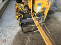 COMPAIR HOLMAN V44 VIBRATING ROLLER - 8