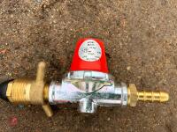 4 GAS REGULATORS - 4