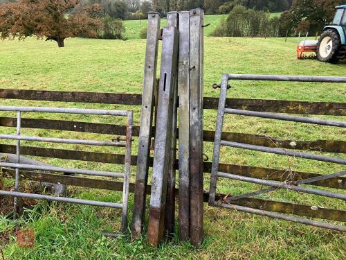 5 GALVANISED HANGING/LATCHING POSTS