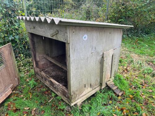 WOODEN POULTRY HOUSE