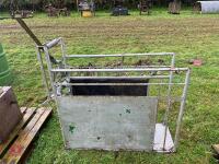 DE-HORNING CRATE - 2