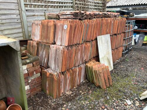 APPROX 1000 DOUBLE ROMAN CLAY TILES (47)