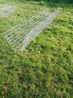 V-SHAPED HAYRACK MESH