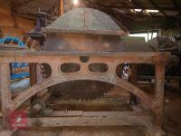 HEAVY DUTY SAW BENCH - 4