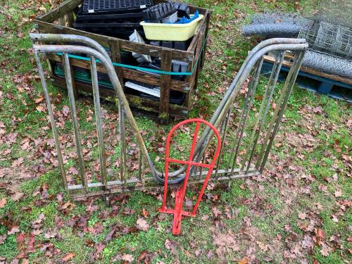 2 ANTI WEAVE BARS & SADDLE RACK