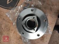 2 X CASE 2WD FRONT HUBS