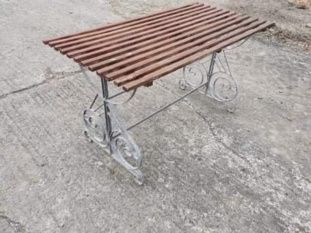 GARDEN TABLE