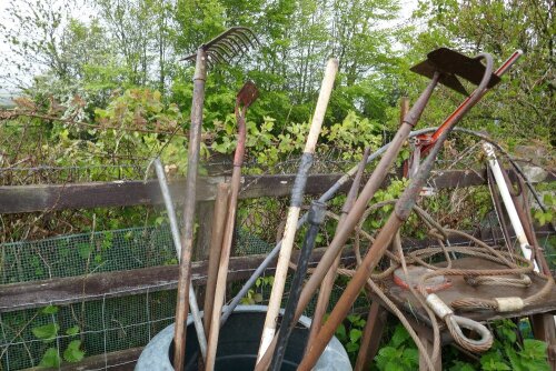 QUANTITY OF GARDENING AND HAND TOOLS