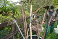 QUANTITY OF GARDENING AND HAND TOOLS - 4