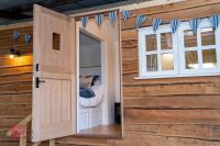 LUXURY SHEPHERDS HUT - 2