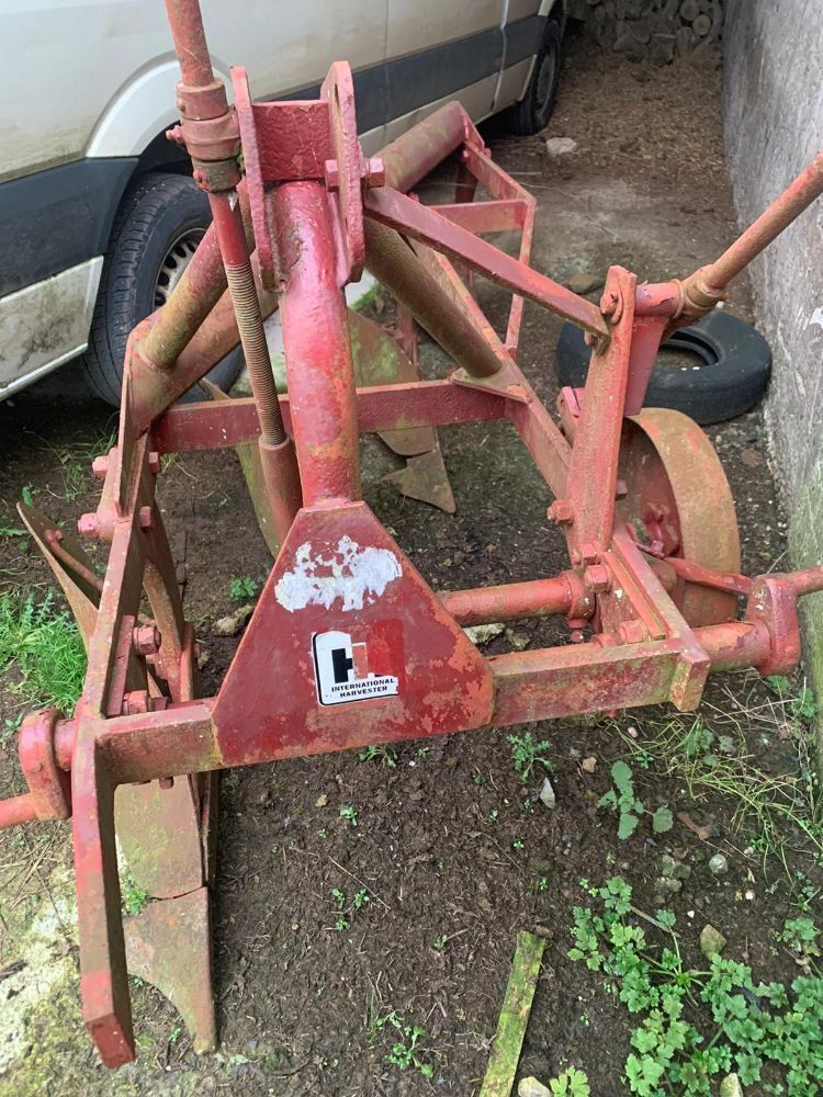 INTERNATIONAL 4F PLOUGH