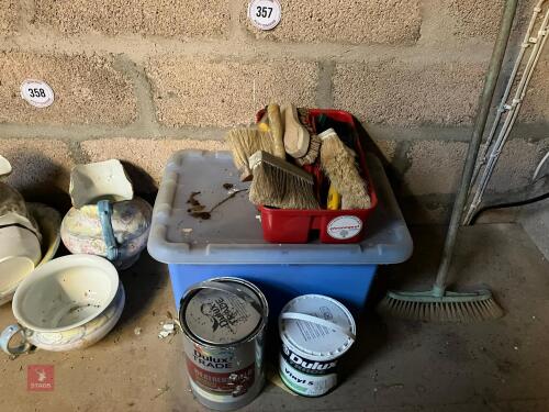 LARGE BOX OF PAINT BRUSHES (357)
