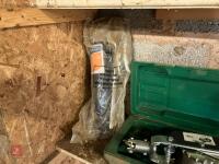 HAND MONKEY WINCH & GREASE GUN - 11