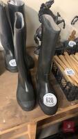 PAIR OF SIZE 9 DUNLOP WELLIES
