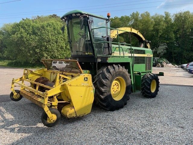 JOHN DEERE 6750 FORAGER C/W GRASS PICKUP