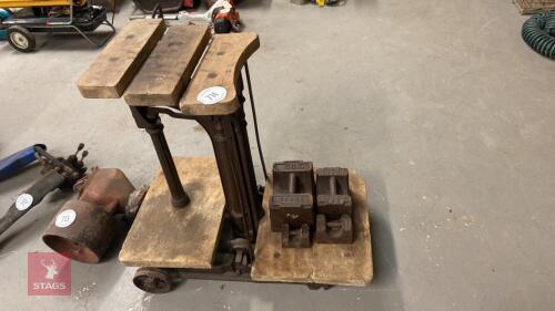 SET OF VINTAGE AVERY SCALES & WEIGHTS