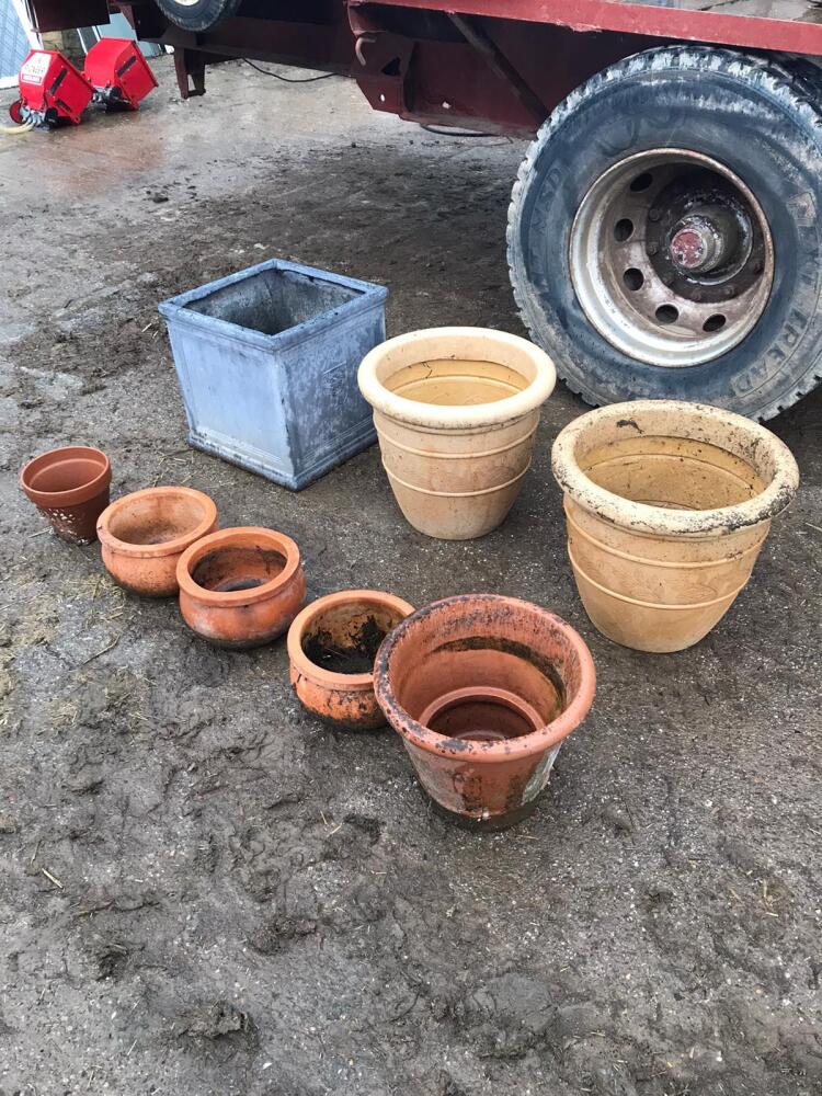 8 X FLOWER POTS