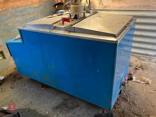 STAINLESS STEEL BULK TANK