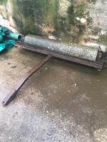 GRANITE ROLLER IN METAL FRAME - 4