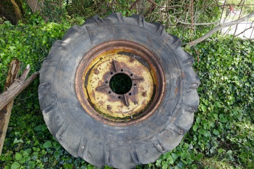 JOHN DEERE COMBINE WHEEL & TYRE