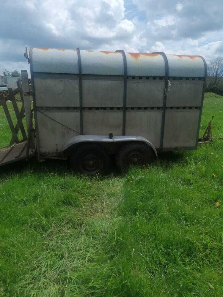 10' LIVESTOCK TRAILER (S/R)