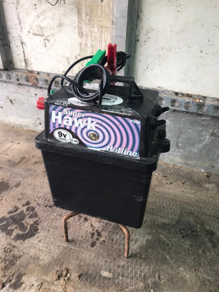 HOTLINE P300 9V ELECTRIC FENCE UNIT