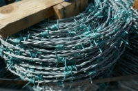 4 ROLLS OF BRAND NEW 200M BARBED WIRE - 5