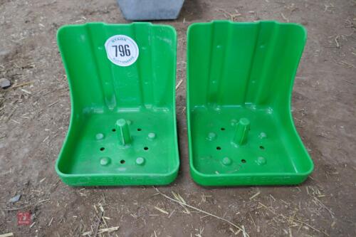 2 CALSEABLOC PLASTIC LICK BLOCK HOLDERS