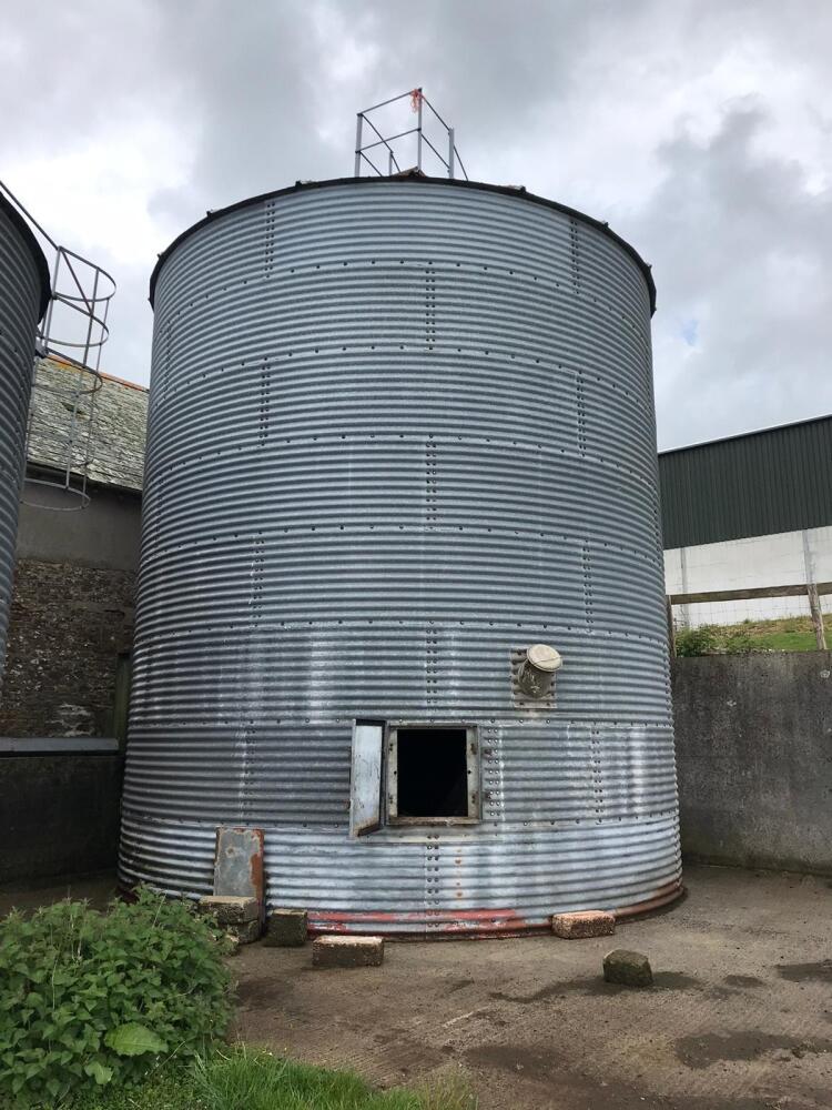 ROLANDS OUTDOOR GRAIN SILO