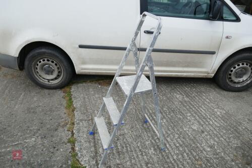 SMALL ALUMINIUM STEPLADDER