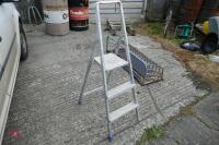 SMALL ALUMINIUM STEPLADDER - 3