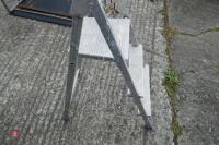 SMALL ALUMINIUM STEPLADDER - 4