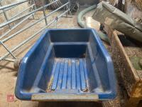 EQUINE TIPPING WHEEL BARROW - 3