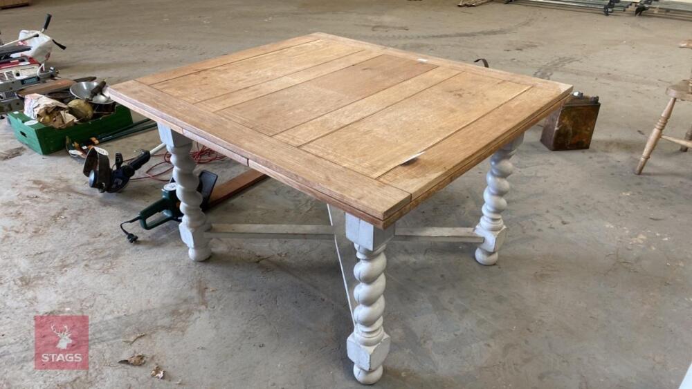 SOLID OAK EXTENDING TABLE