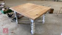 SOLID OAK EXTENDING TABLE