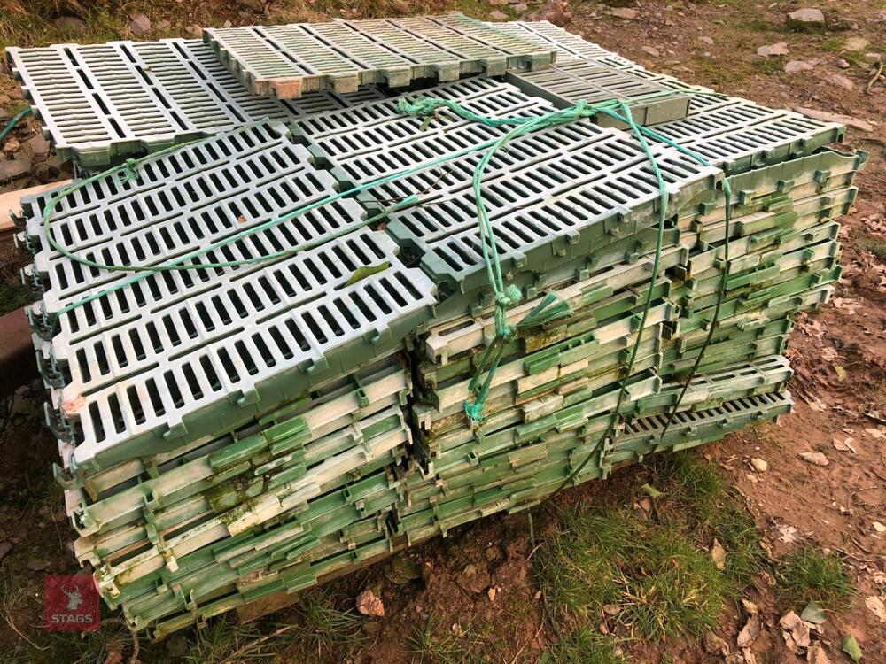 PALLET OF PLASTIC PIG/SHEEP SLATS