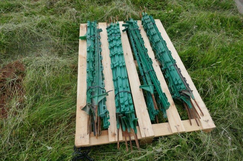 40 GREEN PLASTIC ELECTRIC FENCE STAKES