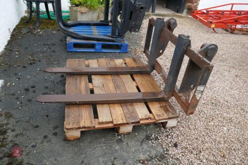 SET OF MANITOU PALLET FORKS